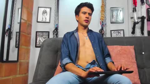 Snapshot of dom2travelers_sm chatting on 03-08-25, 04:50 Diego Castell online show from 03-08-25, 04:50