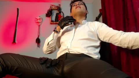 Snapshot of dom2travelers_sm chatting on 09-09-25, 03:55 Diego Castell online show from 09-09-25, 03:55