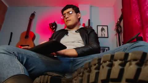 Snapshot of dom2travelers_sm chatting on 09-18-25, 09:28 Diego Castell online show from 09-18-25, 09:28