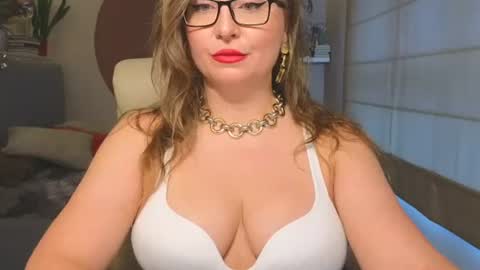 Snapshot of dom_mummy chatting on 07-19-26, 05:44 DOM MUMMY online show from 07-19-26, 05:44