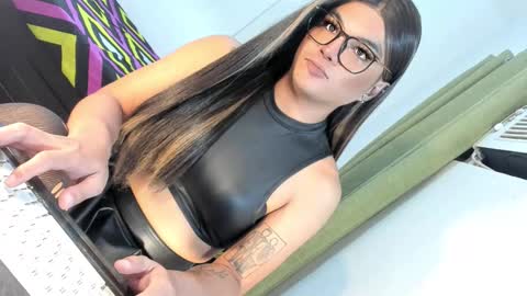 Snapshot of domina_angela chatting on 10-16-25, 06:31 ANGELA online show from 10-16-25, 06:31