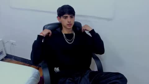 Snapshot of dominic_foox chatting on 02-06-26, 12:19 Dominic foox online show from 02-06-26, 12:19