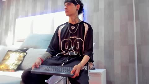 Snapshot of dominic_foox chatting on 02-10-26, 12:42 Dominic foox online show from 02-10-26, 12:42