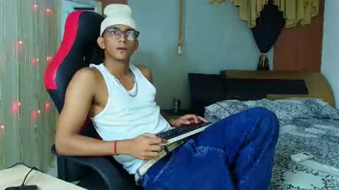 Snapshot of dominic_smith_ chatting on 06-18-26, 04:35 dominic_smith_ online show from 06-18-26, 04:35
