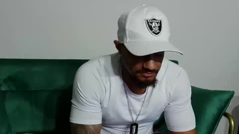 Snapshot of dong_masterson chatting on 02-25-26, 01:26 Gifted online show from 02-25-26, 01:26