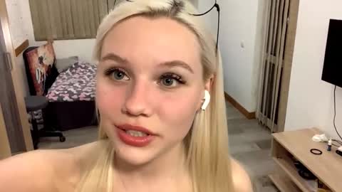 Snapshot of donnettakeblish chatting on 10-30-25, 05:35 Stella online show from 10-30-25, 05:35