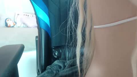 Snapshot of dont_forget__ chatting on 10-05-25, 09:18 Nika online show from 10-05-25, 09:18