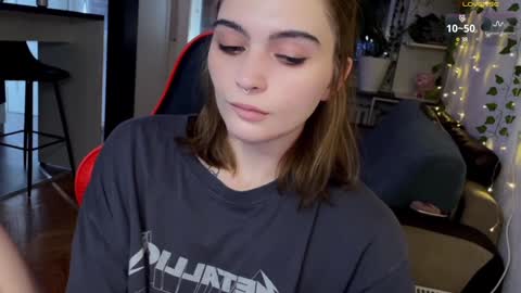 Snapshot of dorfmatratze_ chatting on 01-05-25, 10:53 Alice online show from 01-05-25, 10:53
