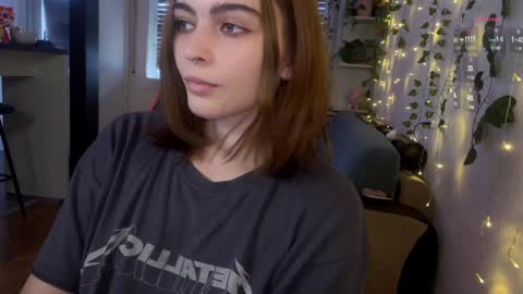 Snapshot of dorfmatratze_ chatting on 01-15-25, 10:49 Alice online show from 01-15-25, 10:49
