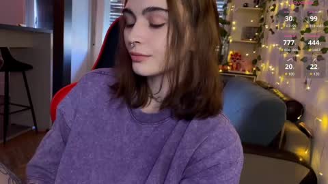 Snapshot of dorfmatratze_ chatting on 02-19-25, 02:34 Alice online show from 02-19-25, 02:34