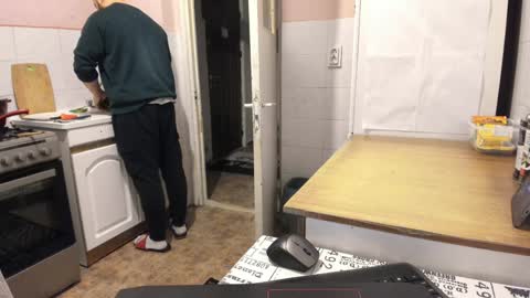 Snapshot of doriancretu95 chatting on 12-19-24, 06:01 menu below online show from 12-19-24, 06:01