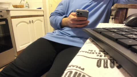 Snapshot of doriancretu95 chatting on 12-25-24, 06:09 menu below online show from 12-25-24, 06:09