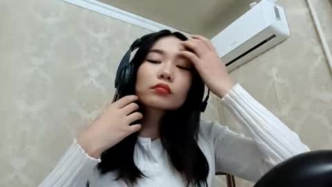 YuKi  online show from 10-09-25, 10:02