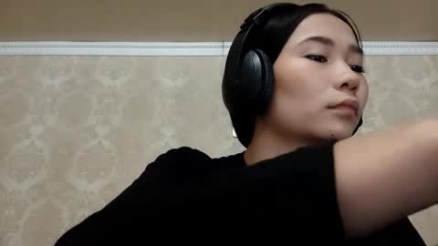 YuKi  online show from 10-18-25, 11:33