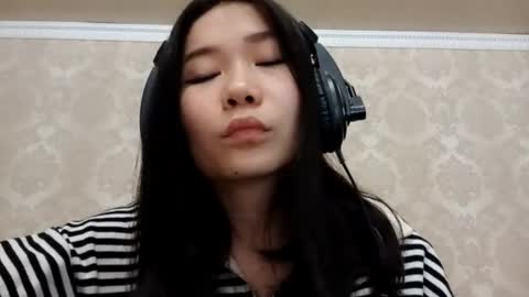 YuKi  online show from 10-21-25, 12:17