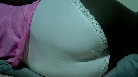 Snapshot of double_love9 chatting on 04-18-26, 12:03 bellie online show from 04-18-26, 12:03