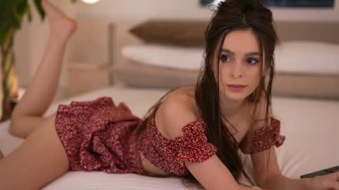 Snapshot of dovia chatting on 11-15-25, 07:38 . . online show from 11-15-25, 07:38