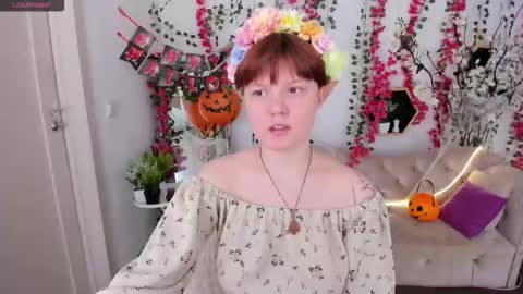 Snapshot of dreammyluna chatting on 10-24-25, 08:27 Luna online show from 10-24-25, 08:27