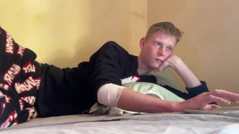 dreamy_devi1 online show from 04-15-26, 01:51