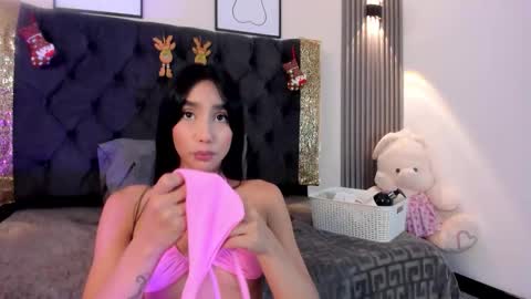 Snapshot of dulce_may chatting on 11-28-25, 04:26 Dluce May online show from 11-28-25, 04:26