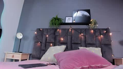 Snapshot of dulceaurora_ chatting on 12-23-25, 02:53 DULCE AURORA online show from 12-23-25, 02:53