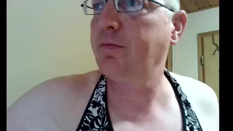 Snapshot of dwtsaskia80 chatting on 10-06-25, 05:43 dwtsaskia80 online show from 10-06-25, 05:43