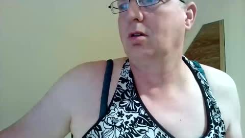 Snapshot of dwtsaskia80 chatting on 10-21-25, 04:46 dwtsaskia80 online show from 10-21-25, 04:46