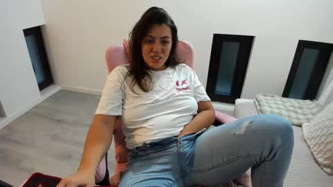 Snapshot of dyanakaylin chatting on 10-09-25, 04:32 dayana online show from 10-09-25, 04:32