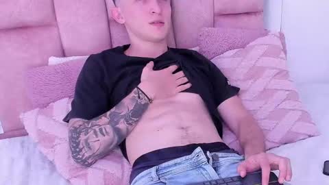 Snapshot of dylanwhite23 chatting on 02-25-25, 05:30 ---DYLAN--- online show from 02-25-25, 05:30