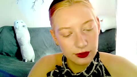 Snapshot of earn_my_lily chatting on 04-17-26, 07:33 Lily online show from 04-17-26, 07:33