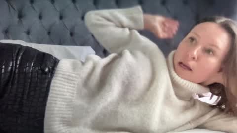 Snapshot of eatmypie69 chatting on 01-16-25, 09:05 Nadia Ferreira  online show from 01-16-25, 09:05