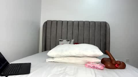 ebony_pearl69 online show from 01-09-26, 06:16