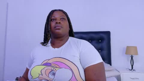 Snapshot of ebony_sugar_mommy chatting on 06-11-26, 02:33 MILENA online show from 06-11-26, 02:33