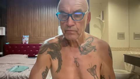Snapshot of eddelmar chatting on 04-16-26, 01:01 eddelmar online show from 04-16-26, 01:01