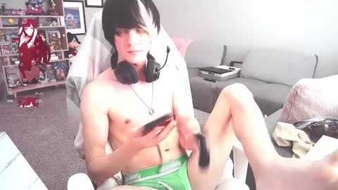 Snapshot of edgetwink chatting on 12-29-24, 08:15 EdgeTwink online show from 12-29-24, 08:15