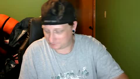 Snapshot of edwardaims_2please chatting on 06-11-26, 02:33 edwardaims_2please online show from 06-11-26, 02:33