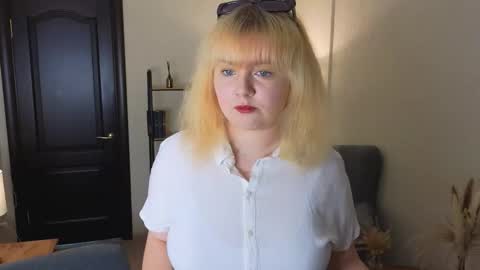 Snapshot of elaine_lewis chatting on 09-14-25, 09:08 Anna online show from 09-14-25, 09:08