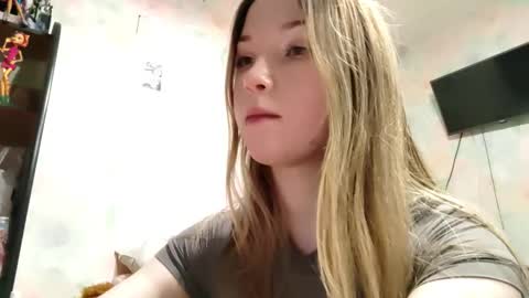 Snapshot of elaynecinco chatting on 02-10-26, 11:36 MIa online show from 02-10-26, 11:36