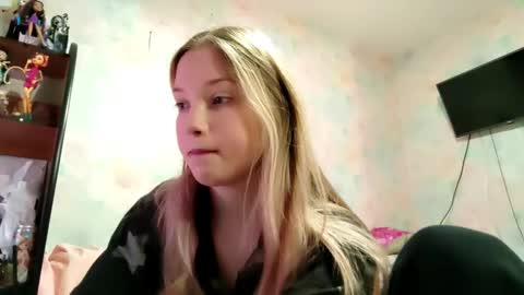 Snapshot of elaynecinco chatting on 03-02-26, 08:54 MIa online show from 03-02-26, 08:54