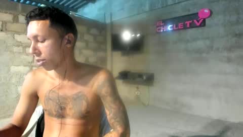 Snapshot of elchicletv chatting on 12-17-24, 05:51 El CHICLE TV - SHOW online show from 12-17-24, 05:51