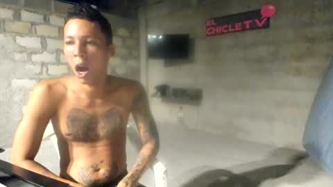 Snapshot of elchicletv chatting on 12-20-24, 07:55 El CHICLE TV - SHOW online show from 12-20-24, 07:55