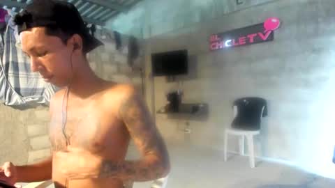 Snapshot of elchicletv chatting on 01-08-25, 08:50 El CHICLE TV - SHOW online show from 01-08-25, 08:50