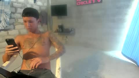 Snapshot of elchicletv chatting on 01-11-25, 06:44 El CHICLE TV - SHOW online show from 01-11-25, 06:44