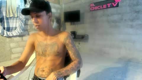 Snapshot of elchicletv chatting on 01-12-25, 01:37 El CHICLE TV - SHOW online show from 01-12-25, 01:37