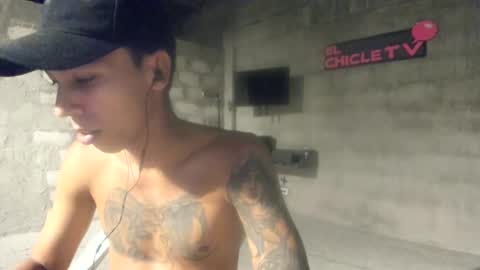 Snapshot of elchicletv chatting on 01-20-25, 05:59 El CHICLE TV - SHOW online show from 01-20-25, 05:59