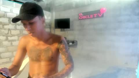 Snapshot of elchicletv chatting on 01-27-25, 05:37 El CHICLE TV - SHOW online show from 01-27-25, 05:37