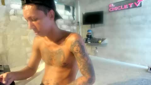 Snapshot of elchicletv chatting on 02-10-25, 08:21 El CHICLE TV - SHOW online show from 02-10-25, 08:21