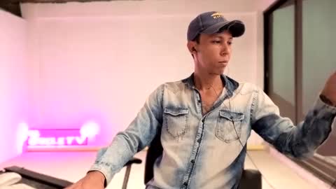 Snapshot of elchicletv chatting on 09-13-25, 11:10 El CHICLE TV - SHOW online show from 09-13-25, 11:10