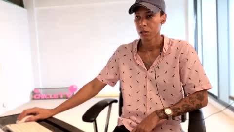 Snapshot of elchicletv chatting on 09-14-25, 07:35 El CHICLE TV - SHOW online show from 09-14-25, 07:35