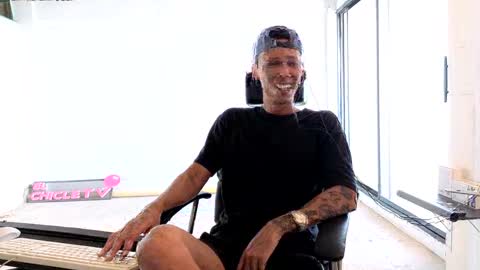 Snapshot of elchicletv chatting on 09-16-25, 03:24 El CHICLE TV - SHOW online show from 09-16-25, 03:24